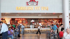シャーロット・ダグラス国際空港のバーベキューレストラン「ブルックウッドファームズＢＢＱ」　写真提供＝BROOKWOOD FARMS BBQ