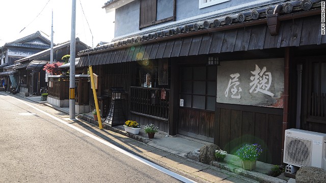 「麹屋」では麹作りの道具や地元の特産物が展示されている