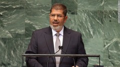 エジプト検察、ムルシ前大統領を殺人扇動罪で起訴へ