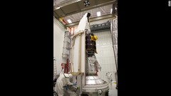 探査機をロケット先端部に格納する様子＝NASA提供