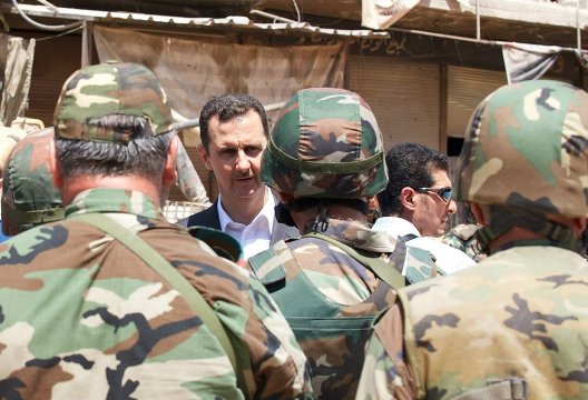 軍部隊を視察するアサド大統領＝Syrian Presidencyから