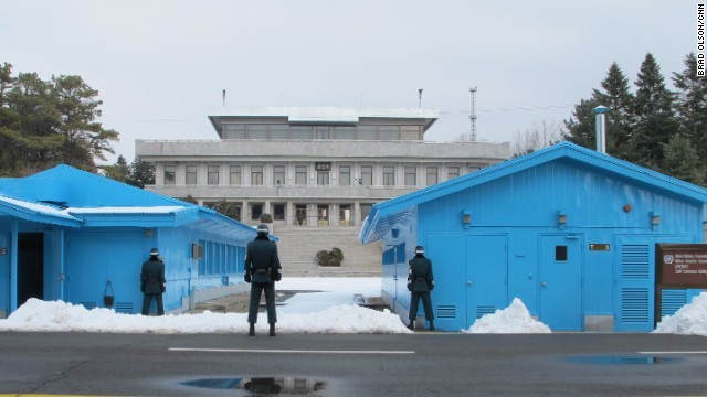 南北の軍事境界線、板門店（パンムンジョム）