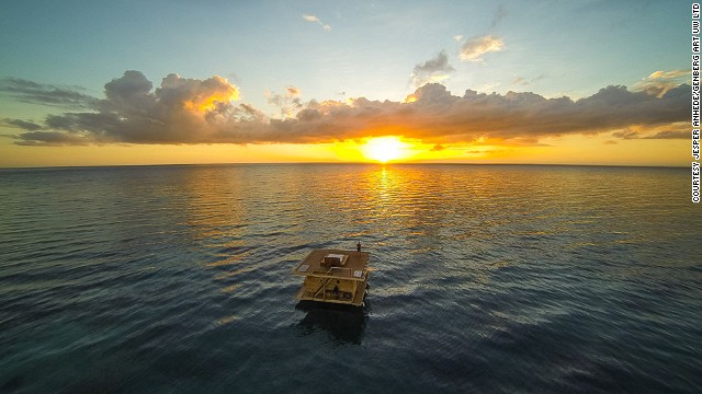 ホテルは海岸から約２５０メートル離れて浮かぶ