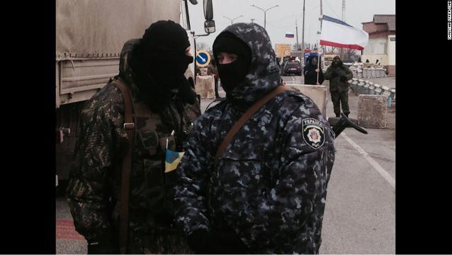 親ロシアとみられる兵士がクリミア半島に設けた検問所＝７日