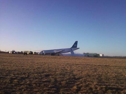 フィラデルフィア空港で離陸途中の飛行機のタイヤが破裂 Frank Gabbamonte提供