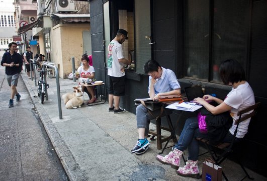 香港市内の風景。観光客のマナーを巡って感情が対立している＝Christopher DeWolf/CNNGo提供