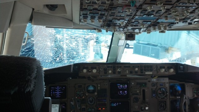 CNN.co.jp : 操縦席のガラスにひび、緊急着陸 米デルタ航空機