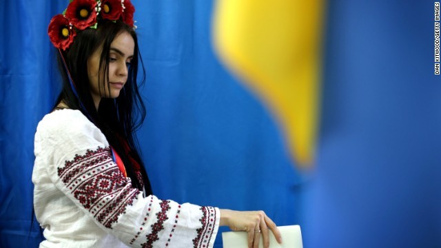 ウクライナ大統領選で投票を行う女性＝５月２５日、キエフ