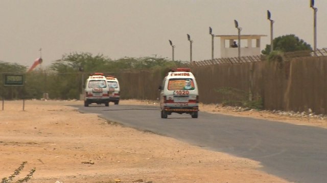 現場に向かう緊急車両。パキスタン・カラチの空港付近で再び襲撃があった