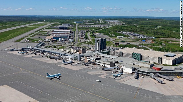 ハリファックス国際空港に女性がフェンスを乗り越えて侵入＝同空港提供