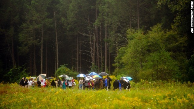 雨が降りしきる中、墜落現場に集まった遺族（シャンクスビル）