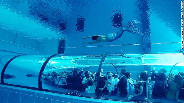 プールの中には水中トンネルも