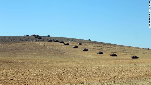 シリアとの国境付近に並んだトルコ軍の戦車部隊＝６日