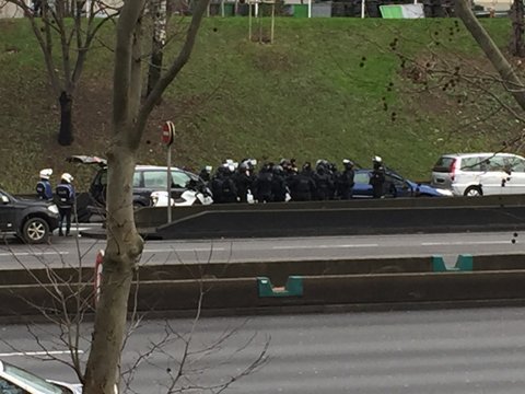 ポルトドバンセンヌの人質事件で出動する警察