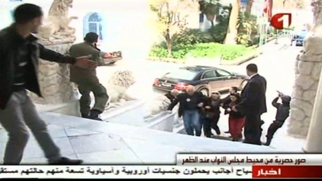 チュニジア首都の博物館襲撃で外国人観光客らが犠牲に＝TUNISIAN TV提供