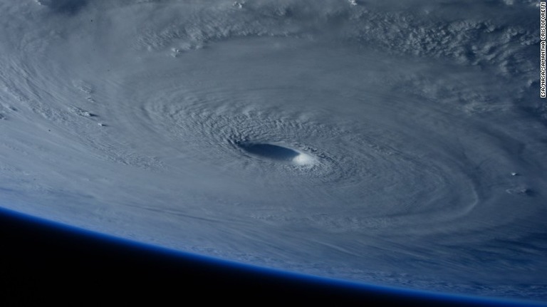 宇宙から見た台風４号。勢力は弱まったものの、フィリピンに上陸するとみられている