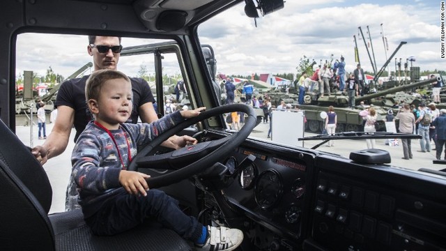 軍用トラックのハンドルを握る男の子