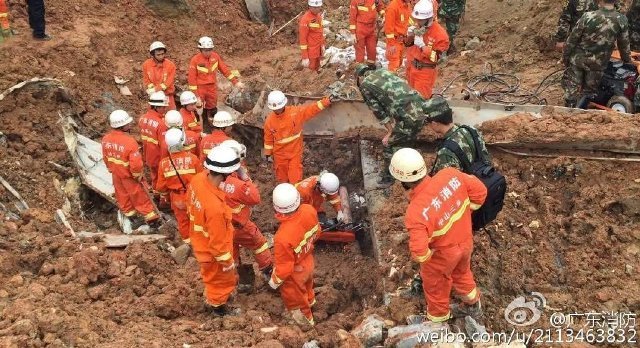 土砂崩れの現場から生存者が救出された＝Guangdong Public Security Bureau