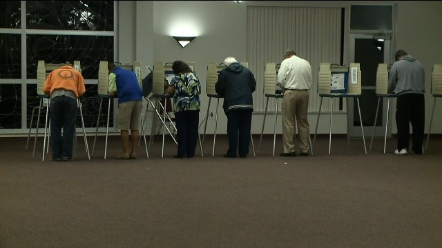 イリノイ州の予備選で投票する人々＝KTVI