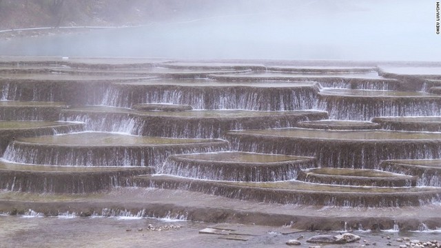 ８．玉龍雪山の北西に位置する哈巴雪山（はばせつざん）のふもとにある白水台（はくすいだい）