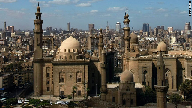 エジプトの首都カイロの街並み アラブ文化では靴は汚く 卑しいものの象徴と