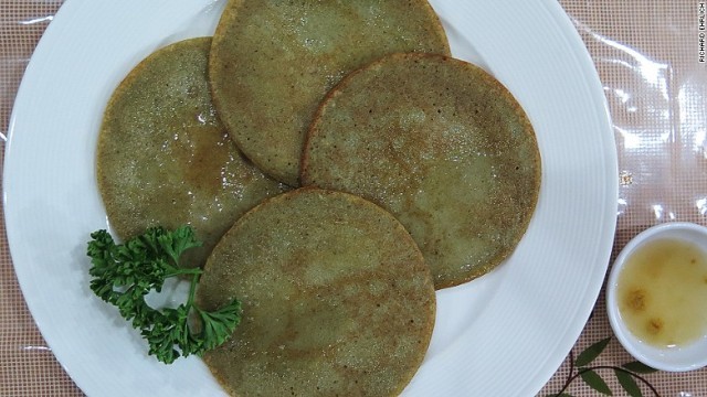 緑豆チヂミは、油がたっぷりの薄くて丸い４枚の生地にパセリが添えてある