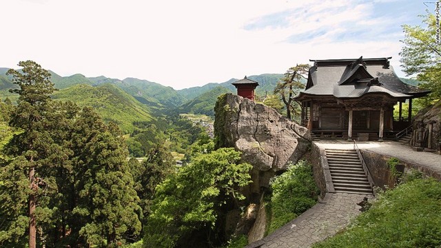 ４．山寺で最もよく写真が撮られる場所は、恐らく開山堂とその横の赤い納経堂だろう