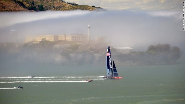 サンフランシスコの海上を進むオラクル・チーム・ＵＳＡの船＝２０１３年