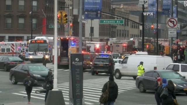 ニューヨーク市ブルックリン地区の駅周辺に集まる緊急車両