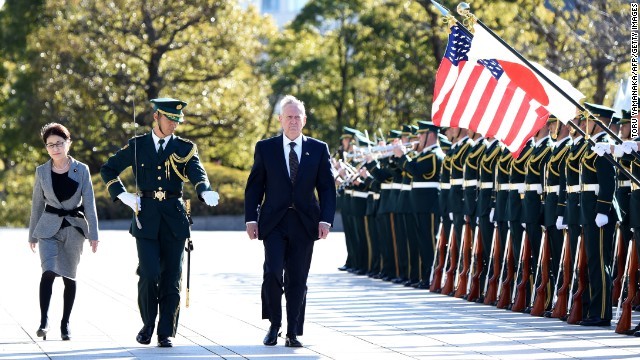 マティス国防長官（中央）と稲田防衛相（左）