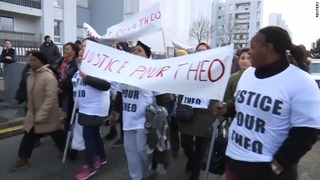警官による２２歳男性への性的虐待に抗議する人々