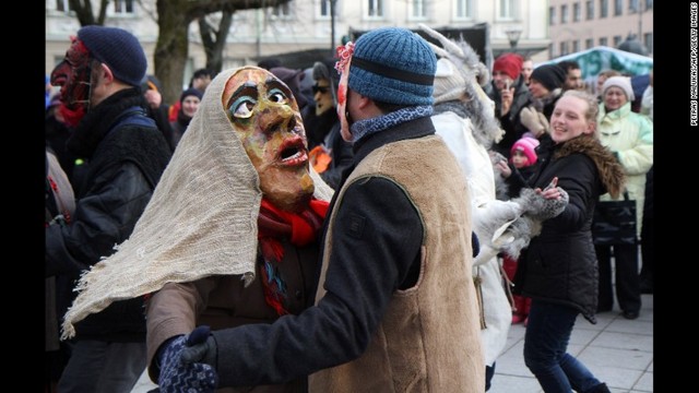 リトアニア・ヴィリニュス：冬に別れを告げ、春を迎える祭りが行われる