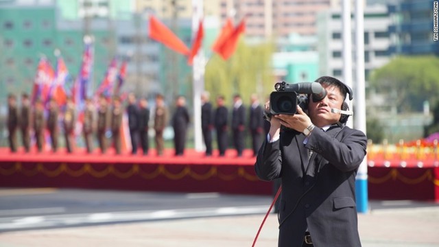 外国人ジャーナリストを撮影する北朝鮮のカメラマン