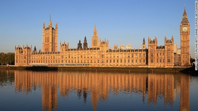 英議会が６月の総選挙前倒しを可決した