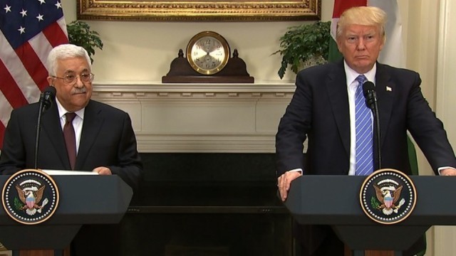 記者会見に臨むトランプ大統領（右）とアッバス議長＝３日、ホワイトハウス