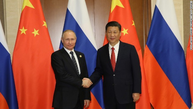 「一帯一路」の国際会議で握手を交わす習近平国家主席（右）とプーチン大統領