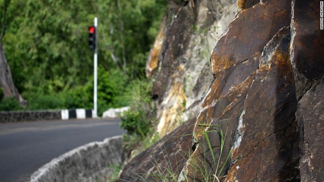 この道路わきでも失われた大陸の「かけら」が見つかっている