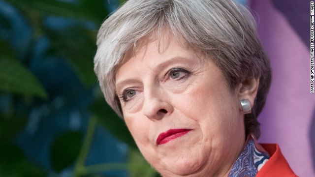 議会での過半数を獲得できない見通しとなり厳しい表情を見せるメイ英首相