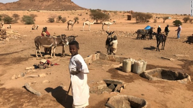 カメラに向かってポーズをとる地元の少年