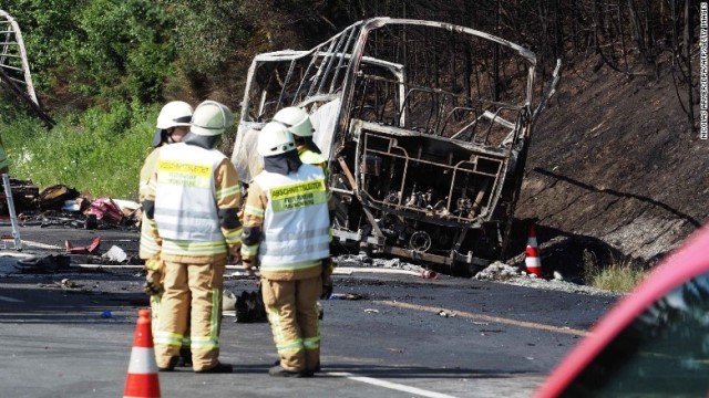 事故現場で作業にあたる消防当局者