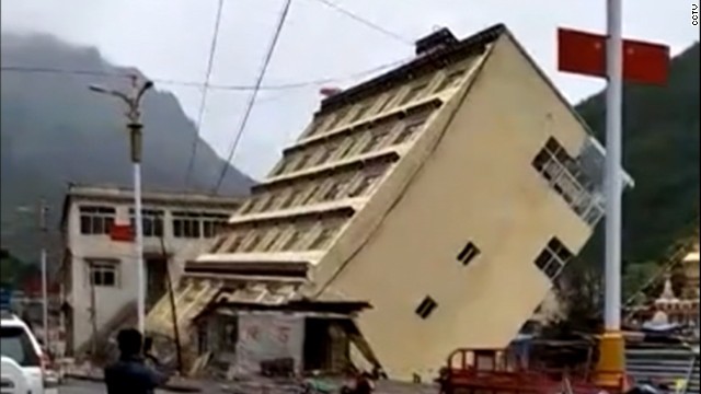 ５階建てビルが倒壊