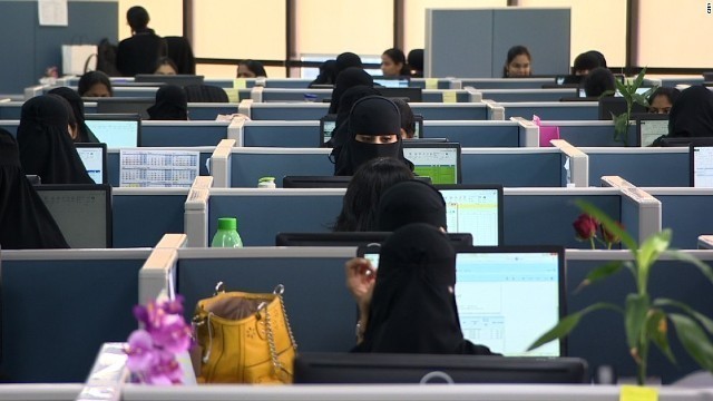 サウジでは、女性は外出時に全身を覆う衣装「アバヤ」などを着用することになっている