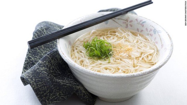 インスタントラーメン：ラーメン自体は中国発祥の食べ物だと考えられているが、日本で初めてインスタントラーメンが１９５８年に発売され、今や国民食というより１つの文化となっている