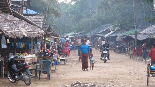 隔離された地区に住むロヒンギャの人々＝２０１４年