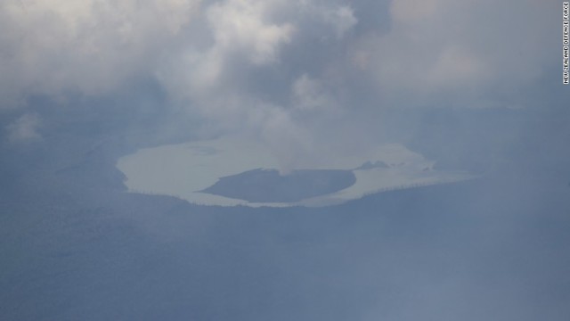 上空から撮影したバヌアツ・アンバエ島の火山＝ニュージーランド国防軍