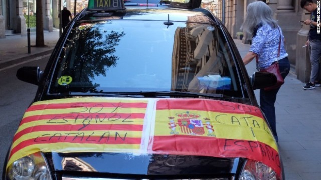 スペインとカタルーニャの旗をあしらった車両。「私はスペイン人でカタルーニャ人」などの文字が見える