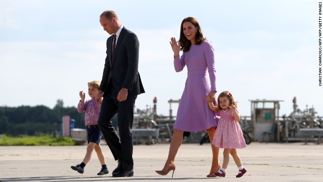 ジョージ王子の手をひくウィリアム王子とシャーロット王女の手をひくキャサリン妃。７月２１日ドイツにて撮影