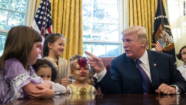 ハロウィーンにあわせて、子どもたちが大統領執務室を訪れた