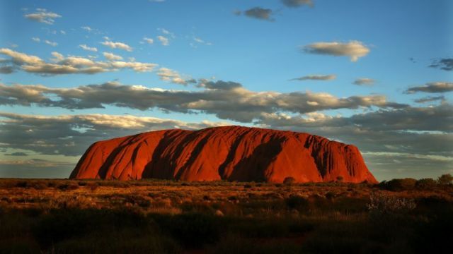 登山が禁止となる期日は、先住民がウルルの所有を回復してから３４年目の記念日に当たる２０１９年１０月２６日