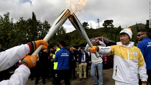 アンゲリス選手から聖火を引き継いだのは、サッカー元韓国代表の朴智星氏